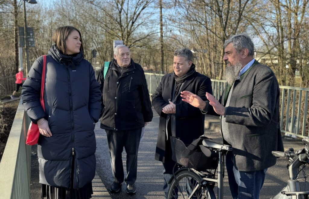 Beim Wehr Pfaffenstein (von links nach rechts): Dr. Carolin Wagner MdB (SPD), Peter Hirmer (Sprecher des Landesarbeitskreises Wasser im Bund Naturschutz), Carsten Träger MdB (Umweltpolitischer Sprecher der SPD-Bundestagsfraktion), Dr. Josef Paukner (Sprecher der Donau-Naab-Regen-Allianz). Foto: Astrid Gamez.